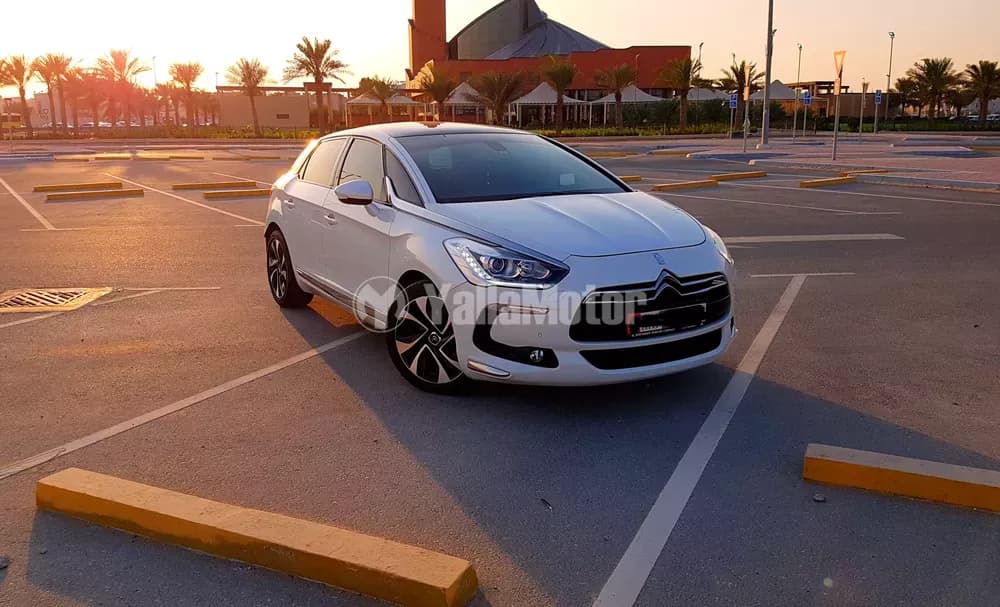 Used Citroen DS5 Sport Chic 1.6 2014 Car for Sale in Abu Dhabi