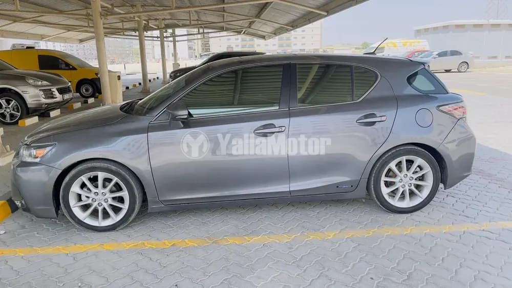 لكزس سي تي 200أتش 4 door 1.8L 2012 مستعملة